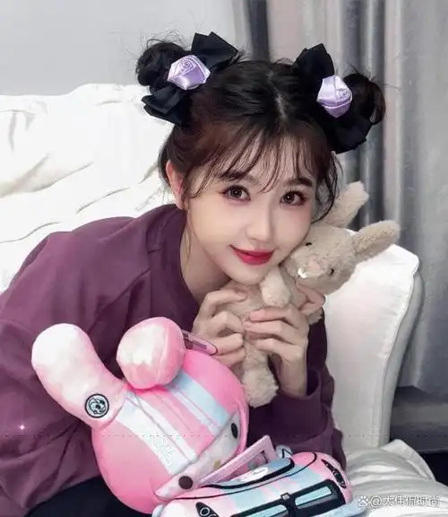 虞书欣紫色卫衣嘟嘴萌翻天!丸子头超可爱引爆时尚圈