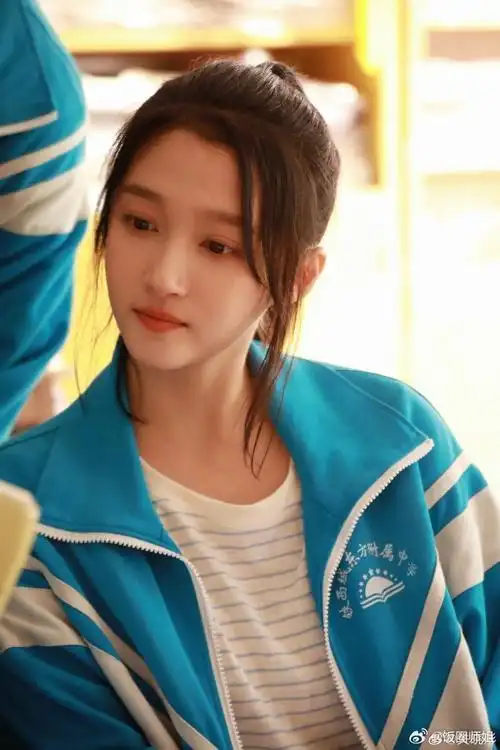 关晓彤穿中学校服##关晓彤晒校服照