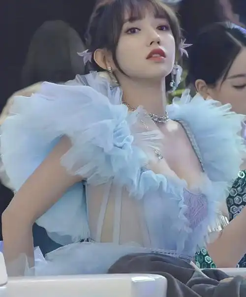 程潇近日海边照25岁魔鬼身材妩媚动人很难让人不爱