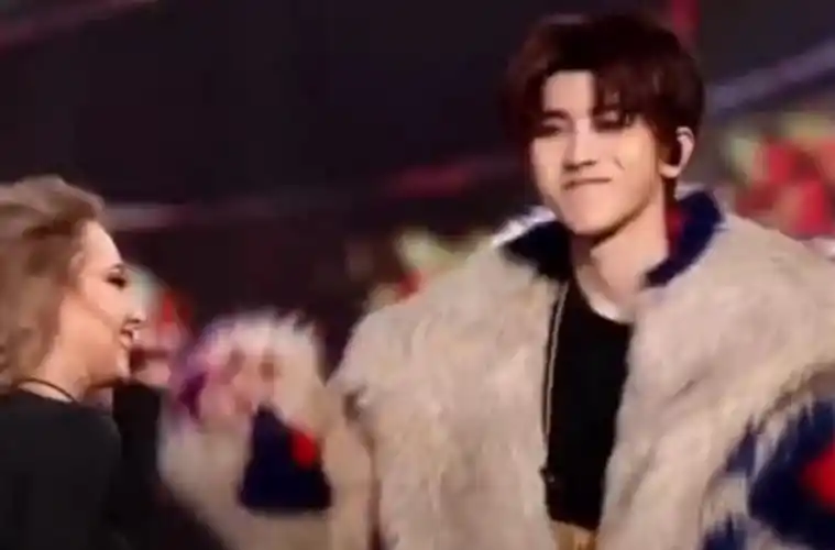 蔡徐坤和她同框,生图真实颜值曝光,网友:对视瞬间是神颜cp!