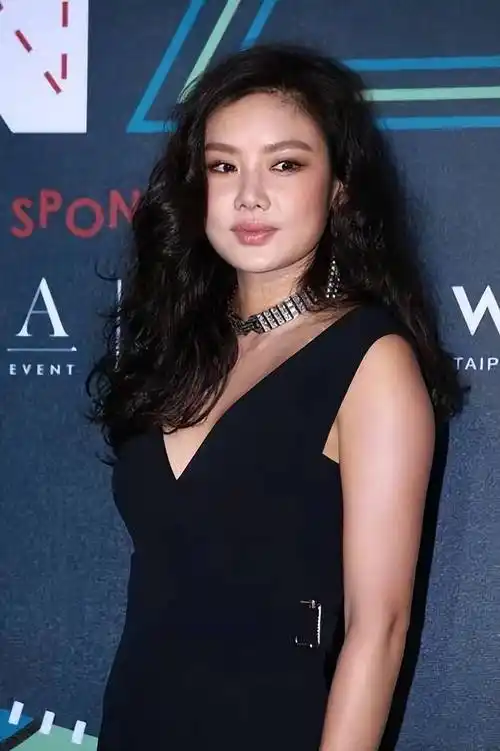 原创乐基儿换发型重回颜值巅峰穿v领礼裙线条丰盈肉感身材真迷人