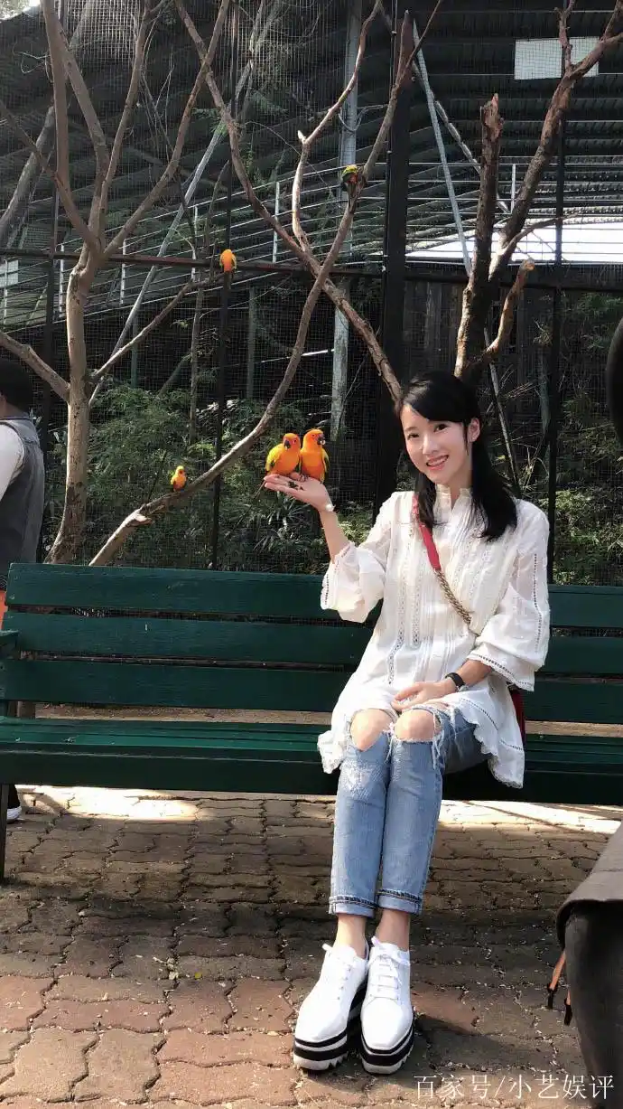 阔太李念生活近照,素颜水嫩白皙,炫富成瘾这次还玩起了文艺范儿