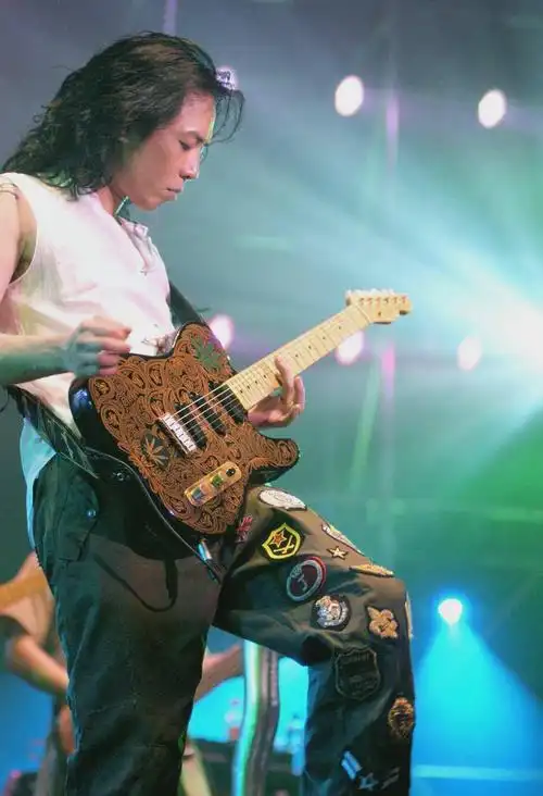 黄贯中弹奏福利引回忆杀早年状态青涩又帅气中分发型是精髓