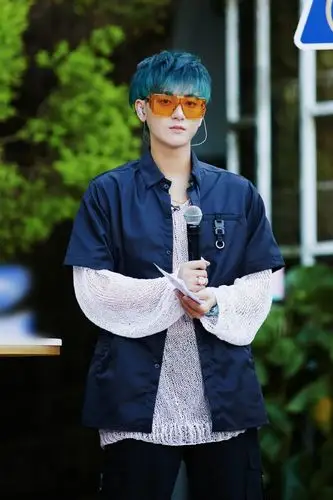 黄子韬薄荷绿发色时尚大胆 黄色护目眼镜酷炫十足