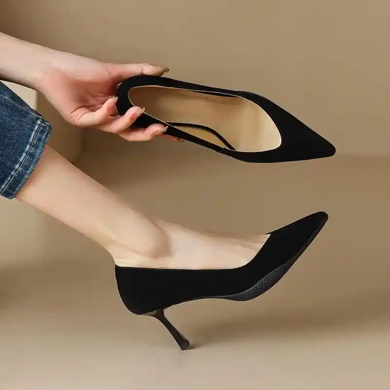 简约中透露个性,尖头细跟高跟鞋