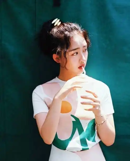 邓恩熙身穿白色印花t恤搭配哪吒头造型俏皮又可爱