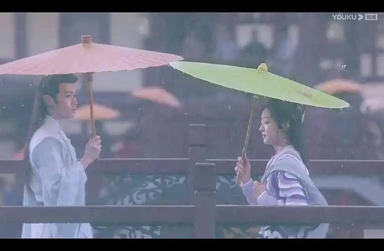 第一集:雨中相遇,一见倾心