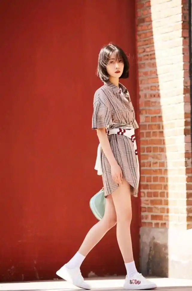 李溪芮的大长腿羡慕不来我们可以学习她的穿搭简约又潮流好看