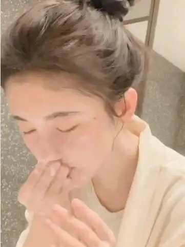 鞠婧祎发洗脸视频,真素颜依旧惊艳,却因不露全脸被吐槽
