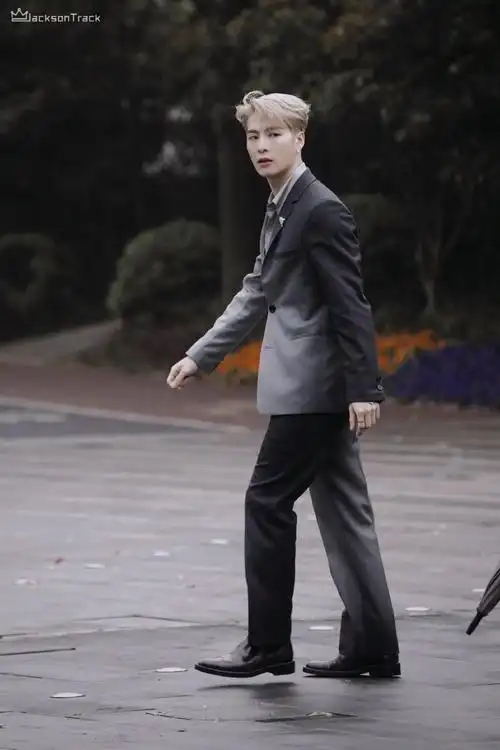 王嘉尔lmly首唱##王嘉尔乌云灰渐变西装