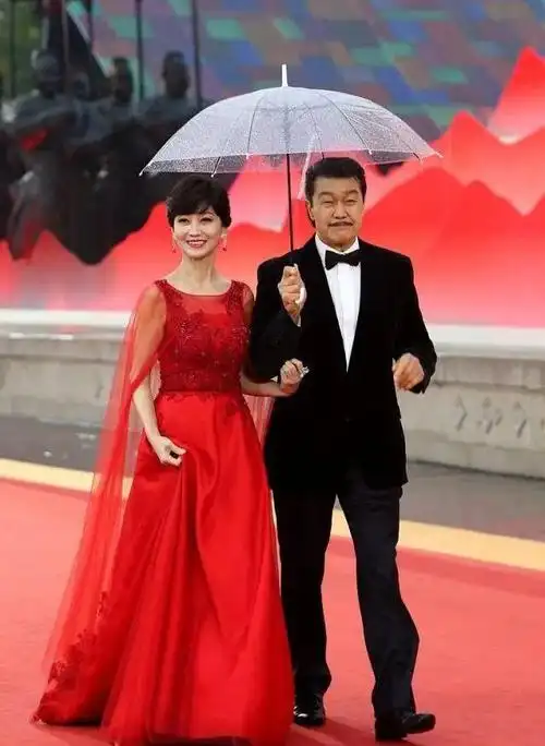 在《新白娘子传奇》火遍大江南北之前,小编就是赵雅芝和郑少秋的cp粉