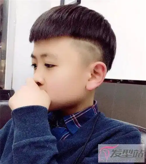 小男孩流行的个性发型 两边铲青雕刻好酷炫