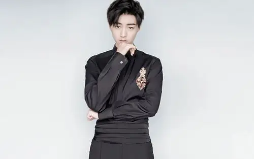 清新时尚王俊凯壁纸_帅气逼人的王俊凯