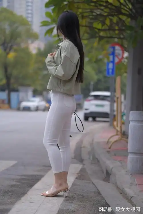 靓女穿搭:白色紧身裤的颜色是非常清爽,时尚的打扮|上衣_网易订阅