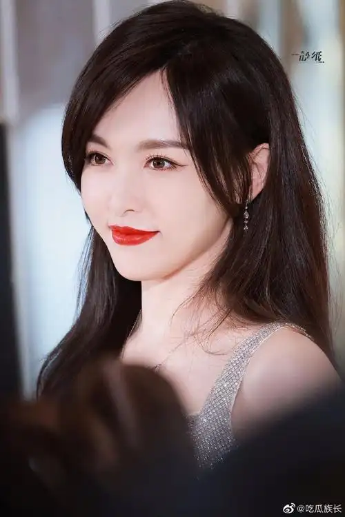 胳膊伤口#唐嫣武汉线下饭拍图来啦,鎏金黑色拼接长裙显得糖糖好漂亮