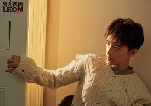 镜头下的许魏洲,长相十分精致迷人,在阳光的照射下