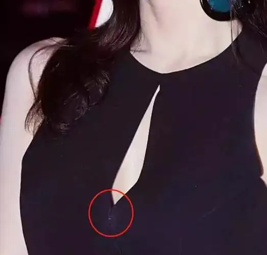 她曾拍出最保守男人装如今嫌礼服胸口露太多自己动手缝衣服