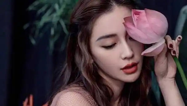 原创原创43岁黄晓明一夜廋了20斤5年没和妻子杨颖合照称自己没人敢用