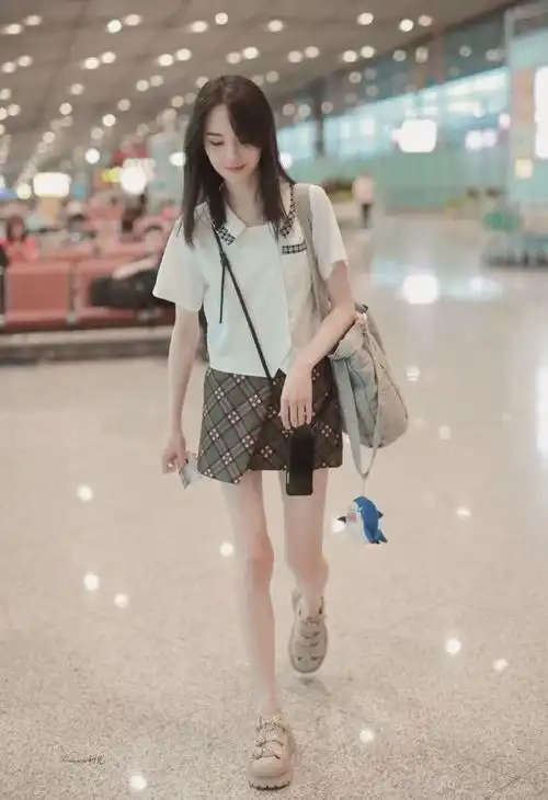 再夏季最火爆的话题还是腿,而作为拥有168女神身高的郑爽也被大家列入