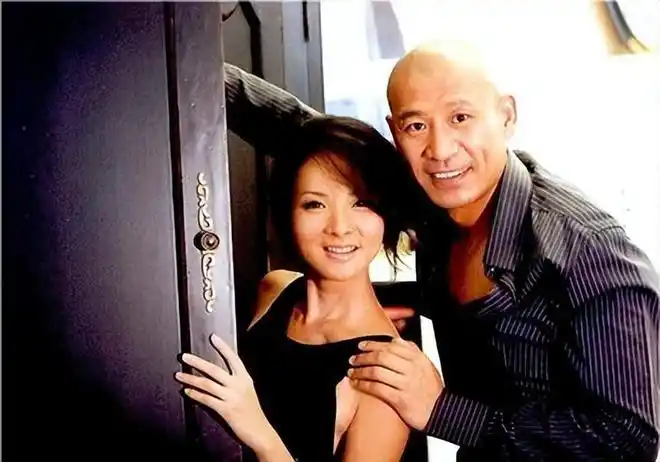 师小红:和谢兰坚持丁克12年愁坏母亲,52岁意外得子全家乐开怀