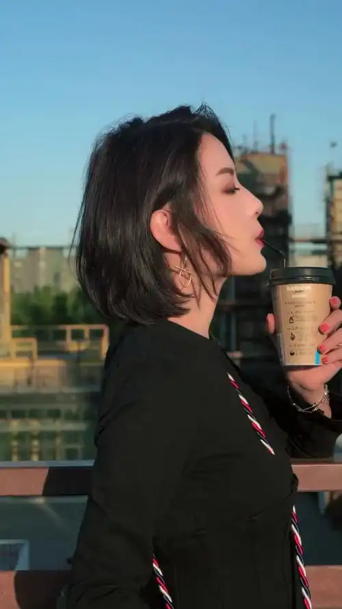 短发气质.霸气小姐姐