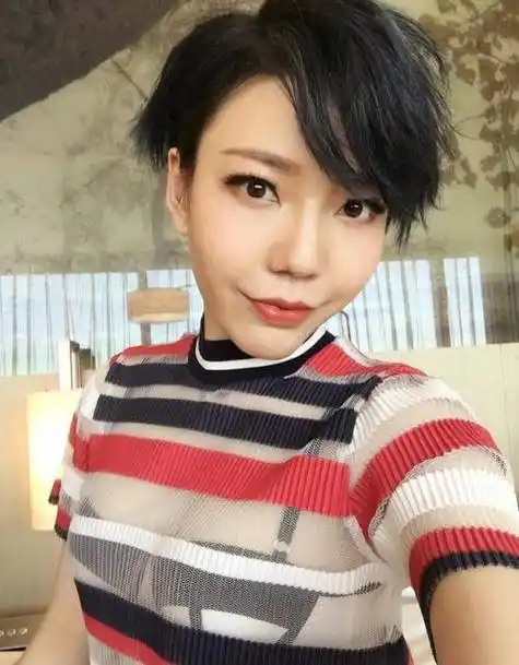 昔日顶流吴莫愁,是如何从1.3亿代言费,成到街边商演的?