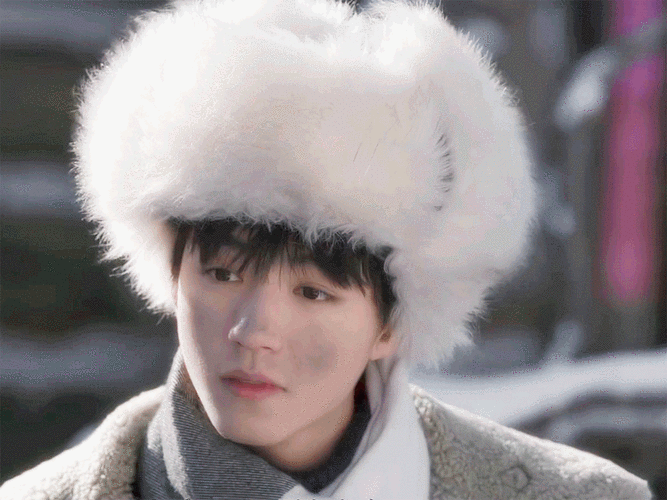 # 
🚗嘟嘟～一辆含🦀量100%的kgc
黑眼圈看到麻烦