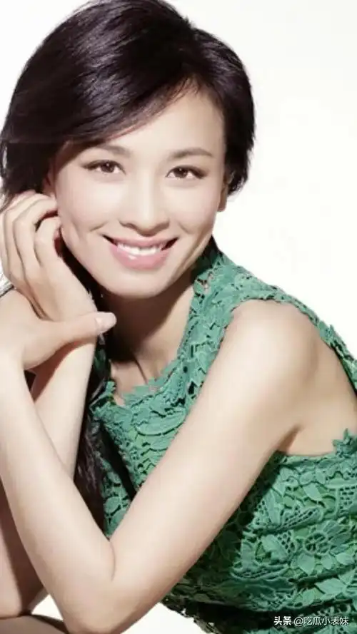 张庭甜美优雅笑容迷人不愧是酒窝女神