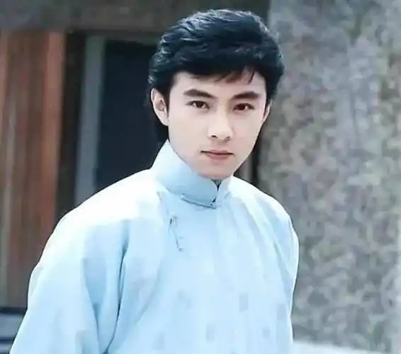 影星张卫健年轻时有多帅,你绝对想不到,颠覆认知_形象_光头_鲜肉