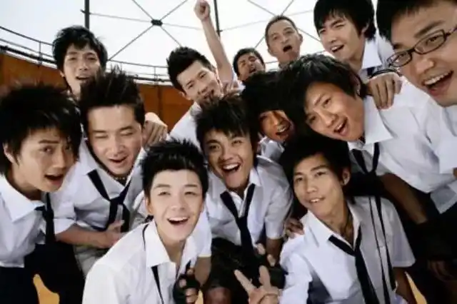 俞灏明晒和张杰亲密合影,盘点07年的快男,有人风光有人坐牢