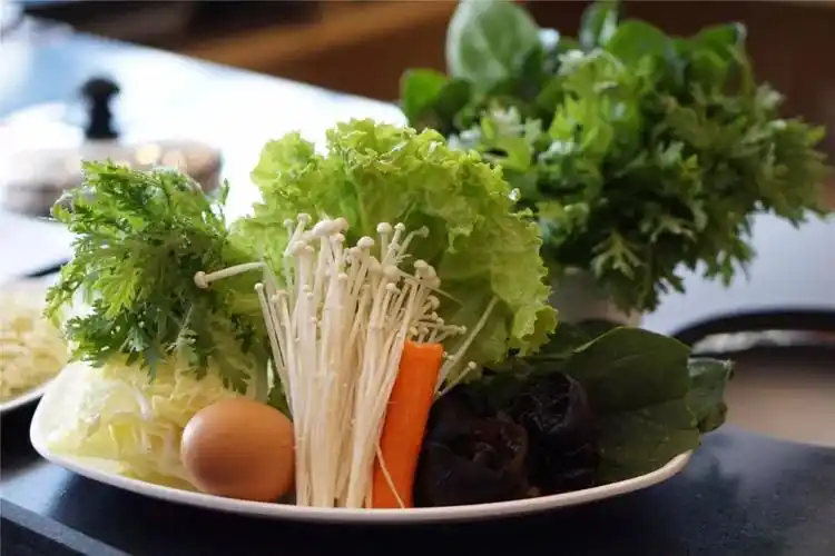 单人套餐里面的蔬菜拼盘西式吧台与中式涮锅结合密友,都是你上佳选择!