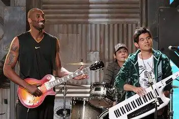 2012雪碧篮球赛:科比kobe弹吉他 周杰伦秀球技_百度视频搜索