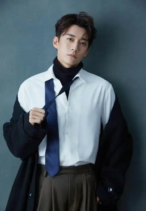 刘学义最新写真大片!扯领带动作帅出天际,时尚穿搭气质儒雅!