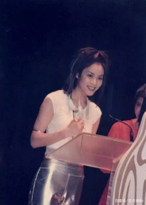 王菲绝美容颜,才华卓绝,获新加坡金曲奖封亚洲华语乐坛第一天后