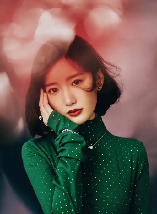 毛晓彤复古卷发型上热搜一改甜美邻家风慵懒风造型艳丽有气质