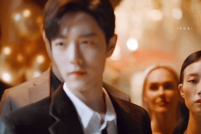 肖战采访笑动图