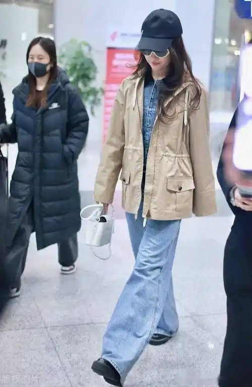 街拍:刘亦菲风衣搭配牛仔套装时髦利落_北京_机场