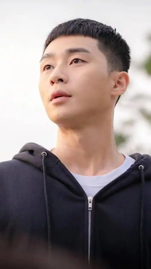 朴叙俊的栗子头发型好帅干净帅气还有阳刚硬汉的感觉