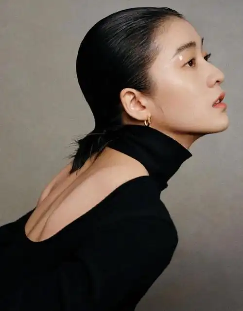 张雪迎拍摄时尚大片,大背头造型尽显飒爽气质,气场太强了