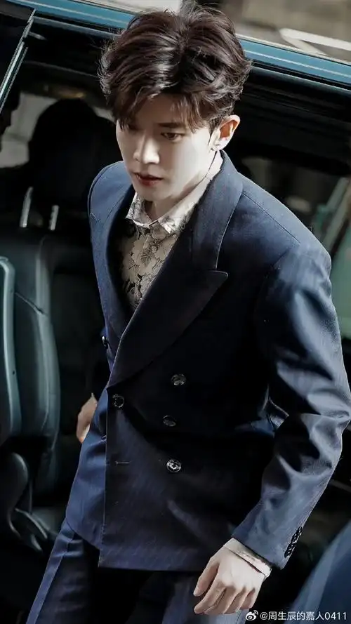 他从一名少年运动员到小小的机场地勤再到闪闪发光的明星,一路走来