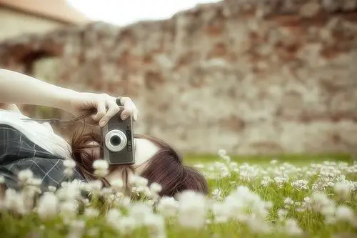 唯美图片女生小清新拿相机你负责微笑我负责拍