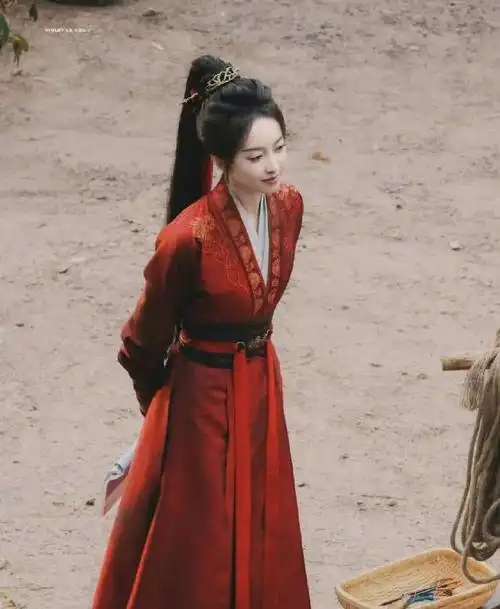 宋茜山河枕路透曝光素衣造型引爆全网