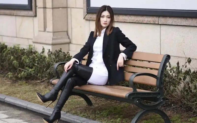 过膝长靴美女85在b站的处女稿请多多关照