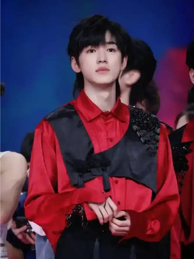 宋亚轩 轩轩有的照片就自带滤镜,浅分享一下吧 - 抖音