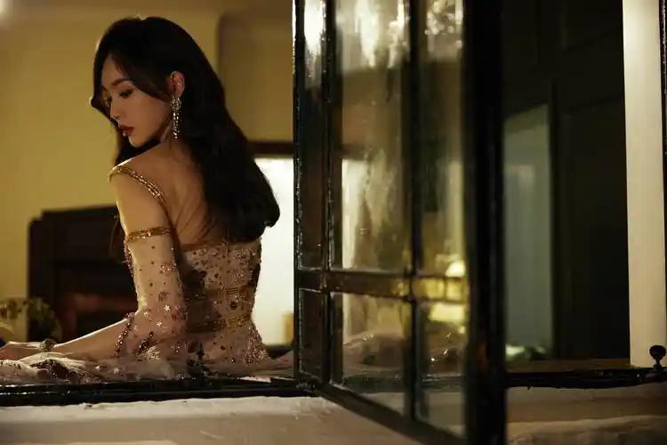 唐嫣在个人社交平台晒出一组身穿古典宝石纱裙写真照片-爱读书