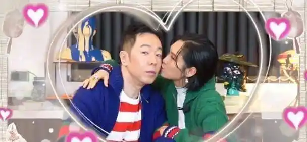 原创原创50岁朱茵为老公庆生送惊喜搂着黄贯中肩膀大秀恩爱