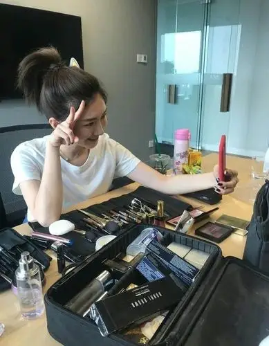 张馨予化妆台似专柜,杨幂爱收藏口红,但和他比起来都太简单了!