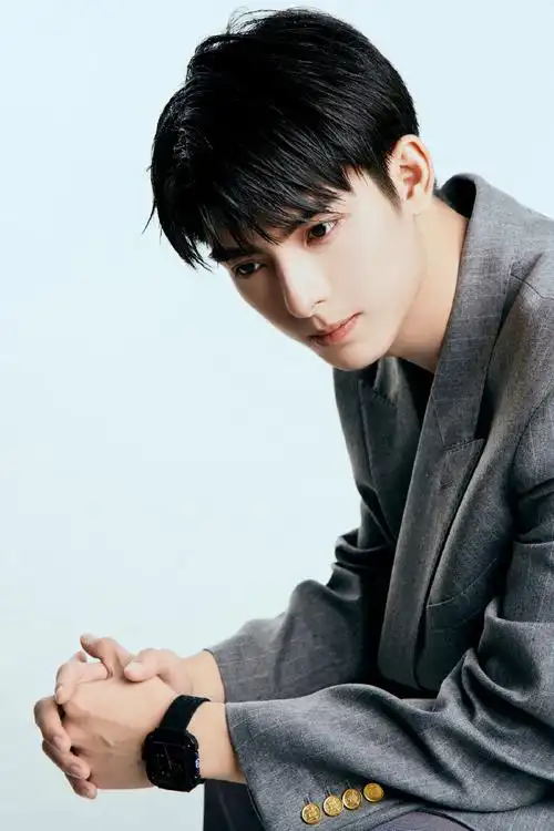 王皓轩西装造型这么帅