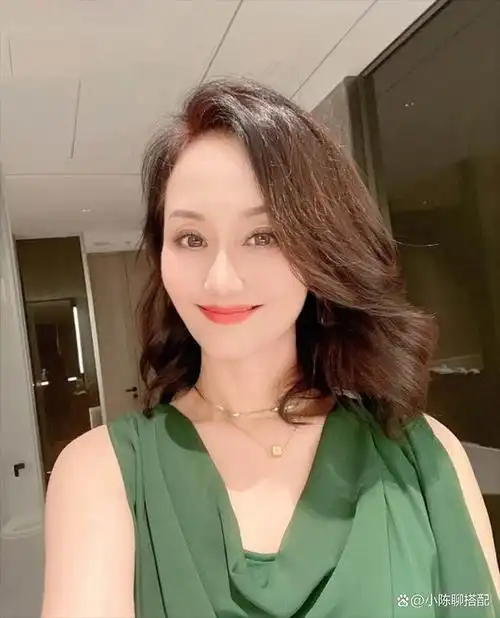 上海"阔太专业户"李颖:色选靓丽,发不过胸,到老都优雅贵气