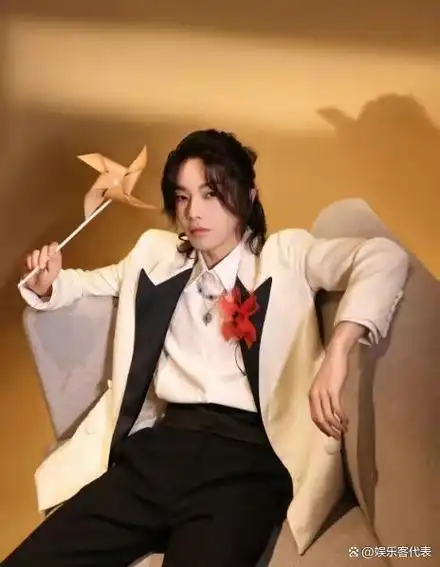 华晨宇女友放飞自我穿着暴露胸口伤痕明显染黄发惹来网友热议